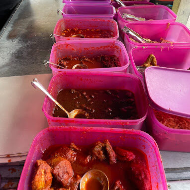 Makan Tengahari di Sungai Puyu