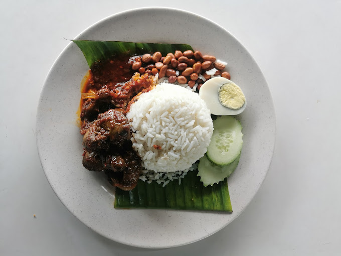 Makan Tengahari di Lembah Pantai