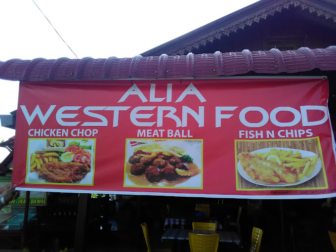 Makan Tengahari di Pokok Sena