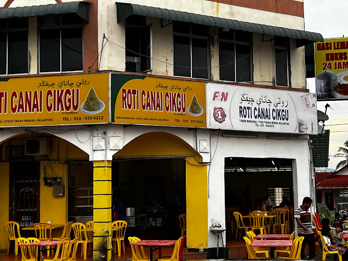 Makan Tengahari di Tanah Merah