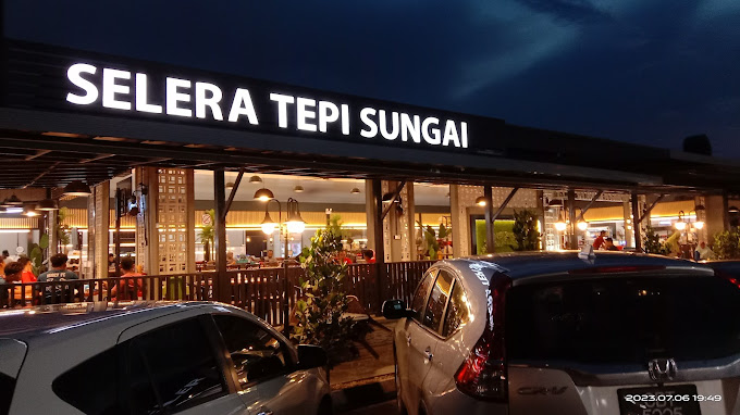 Makan Tengahari di Tanah Merah