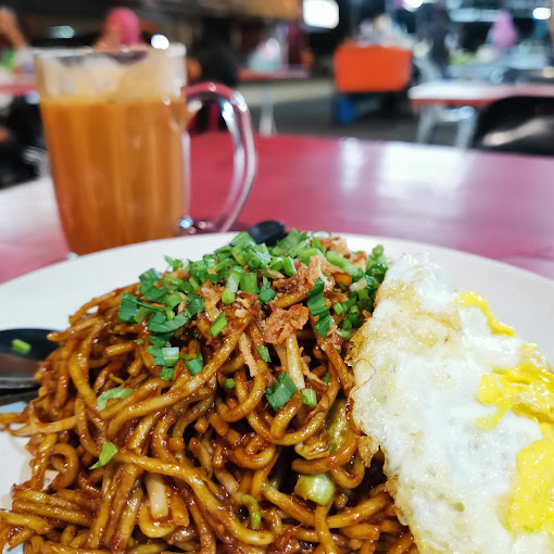 Makan Tengahari di Pokok Sena