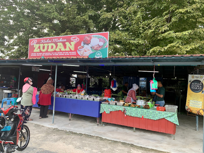 Makan Tengahari di Kaki Bukit