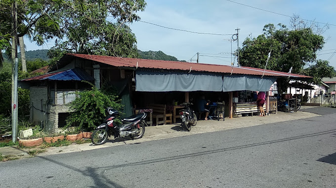 Makan Tengahari di Kaki Bukit