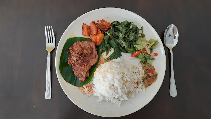 Makan Tengahari di Sungai Ara