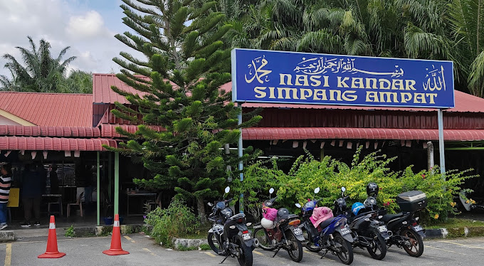 Makan Tengahari di Simpang Empat