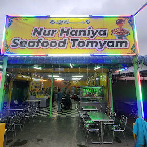 Makan Tengahari di Sungai Puyu