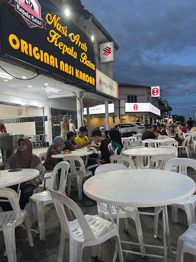 Makan Malam di Kepala Batas