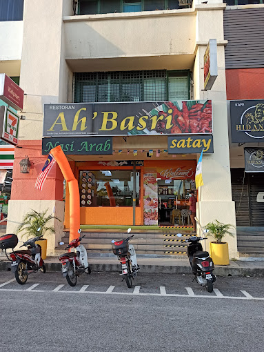 Makan Malam di Sungai Nibong