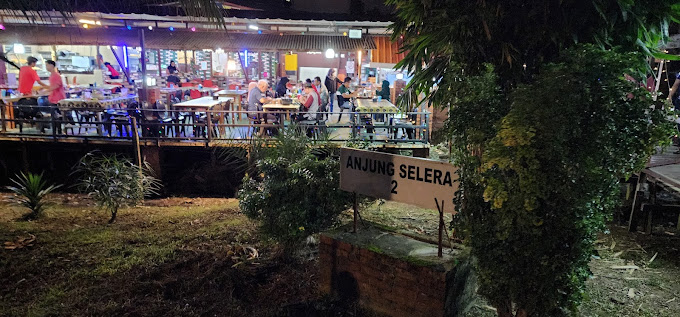 Makan Malam di Bintulu