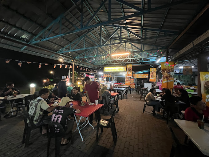 Makan Malam di Kaki Bukit