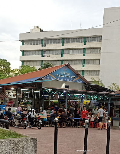 Makan Malam di Petaling