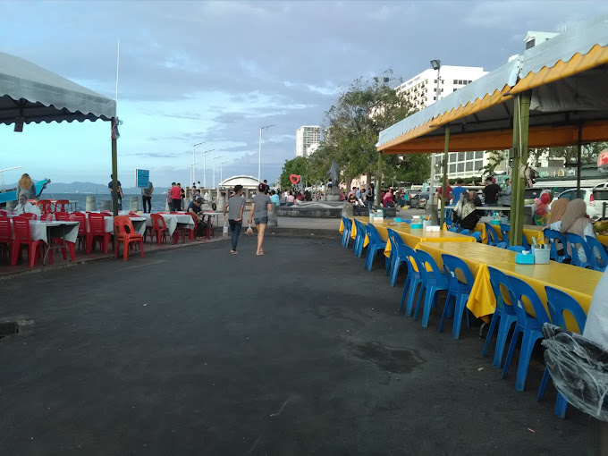 Makan Malam di Kota Kinabalu