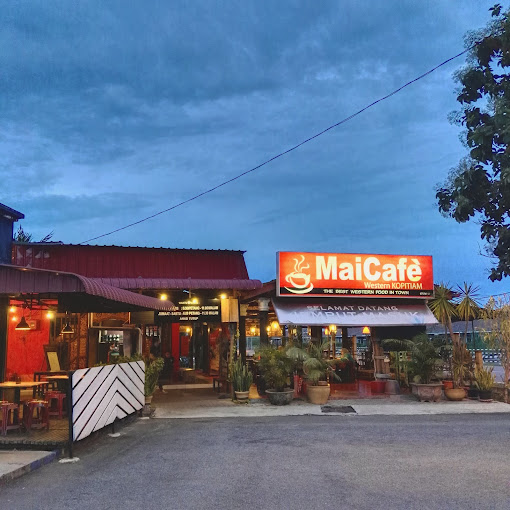 Makan Malam di Kaki Bukit