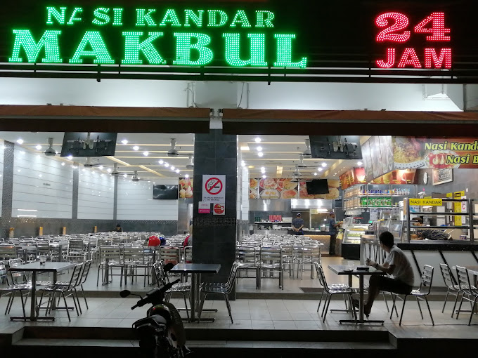 Makan Malam di Sungai Ara