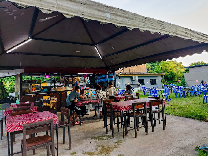 Makan Malam di Balik Pulau