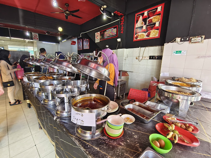 Makan Malam di Bintulu