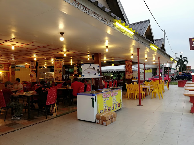 Makan Malam di Tanah Merah